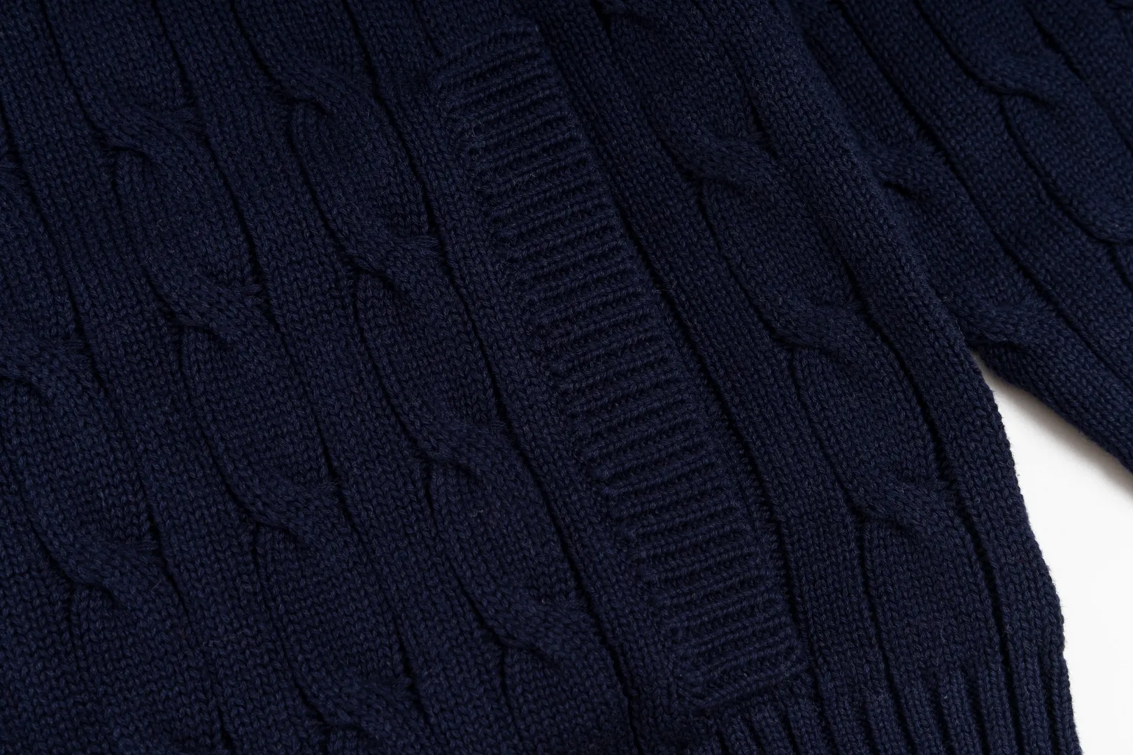 P260 #R98 RALPH LAUREN Ralph Lauren nine-color classic small label embroidery logo full zipper knitted cable cardigan sweater, high-density LOGO embroidery on the chest, original customization of tag accessories. Made of pure cotton yarn, pure cotton is skin-friendly and comfortable, small label war horse embroidered twist zipper cardigan sweater 🐎 high quality, follow the blogger to learn how to wear it! Let’s buy a Ralph Lauren cable sweater. It’s a super hard-to-find series after it became popular. It’s hard to find one on the official website. It’s simple and practical to wear, with a lazy and loose feel. The thickened fabric has more texture, feels soft and delicate, and has a loose fit. Whether worn alone or layered, you can wear different styles of fashion with just one piece!   Size：XS S M L